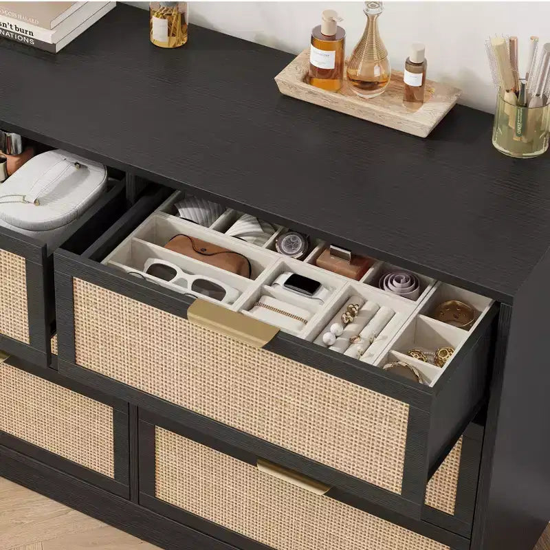 Commode en rotin avec tiroirs