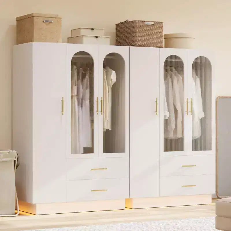 avec armoire blanche à portes vitrées